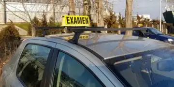 Accident la examenul auto din Ploiești. O femeie aflată la a treia încercare de a-şi lua carnetul a lovit o maşină şi un instructor auto în doar câteva secunde