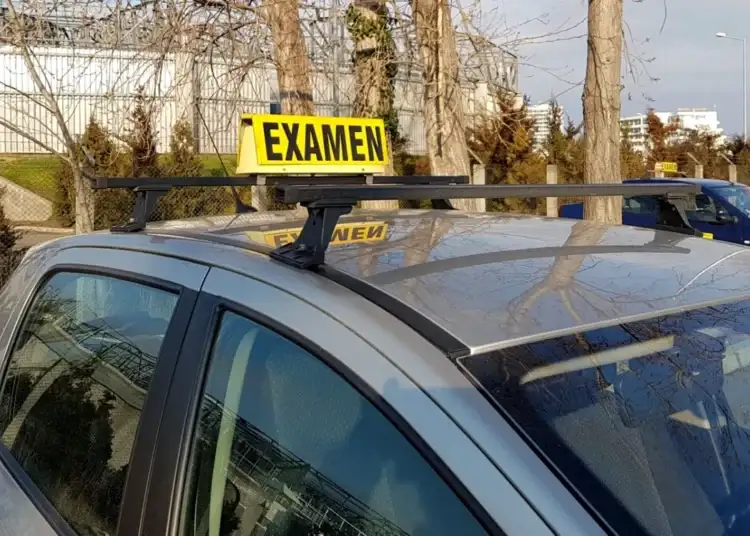 Accident la examenul auto din Ploiești. O femeie aflată la a treia încercare de a-şi lua carnetul a lovit o maşină şi un instructor auto în doar câteva secunde