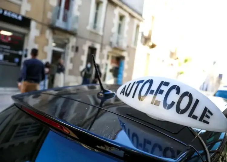 Român de 23 de ani, implicat într-o fraudă uriașă cu permise auto în Franța. Dădea examenul în locul altor candidați pentru sume mari de bani