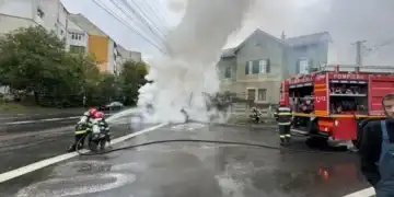 Autoturism mistuit de flăcări în Sibiu.Mașina s-a deplasat mai mulți metri pe carosabil