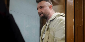 Un director de agenție de turism, găsit vinovat de „extremism LGBT” în Rusia, la un an după moartea sa în detenție
