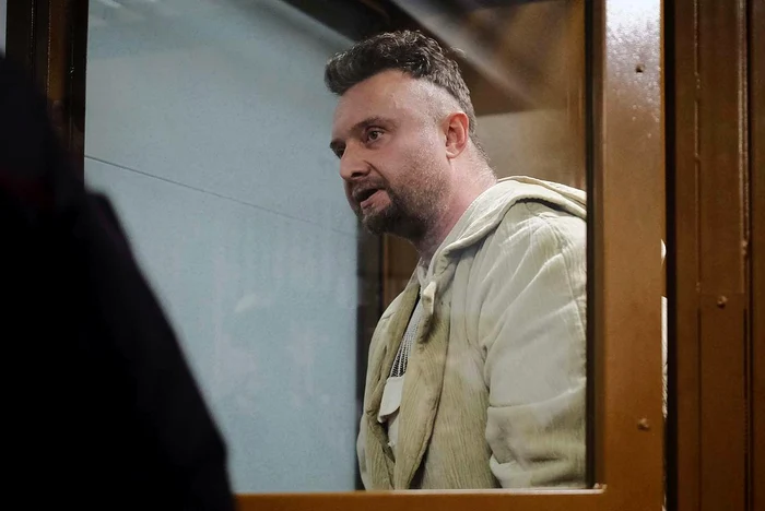 Un director de agenție de turism, găsit vinovat de „extremism LGBT” în Rusia, la un an după moartea sa în detenție