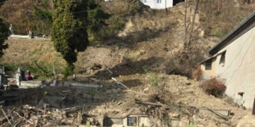 Mureș: Morminte din Sighișoara, afectate de o alunecare de teren; în zonă s-a depistat o canalizare improvizată
