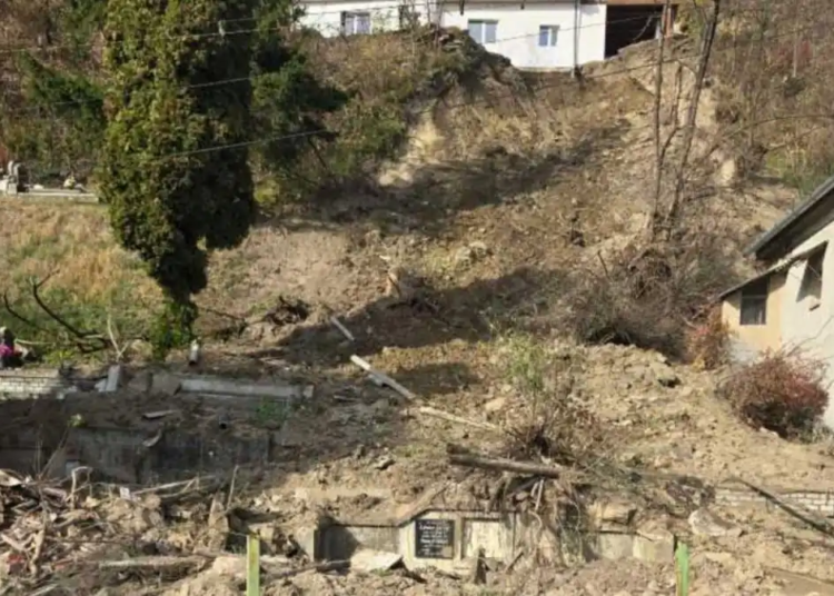 Mureș: Morminte din Sighișoara, afectate de o alunecare de teren; în zonă s-a depistat o canalizare improvizată