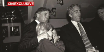 Pedofilul Jeffrey Epstein a afirmat că Trump „a petrecut ore întregi” cu una dintre victimele sale