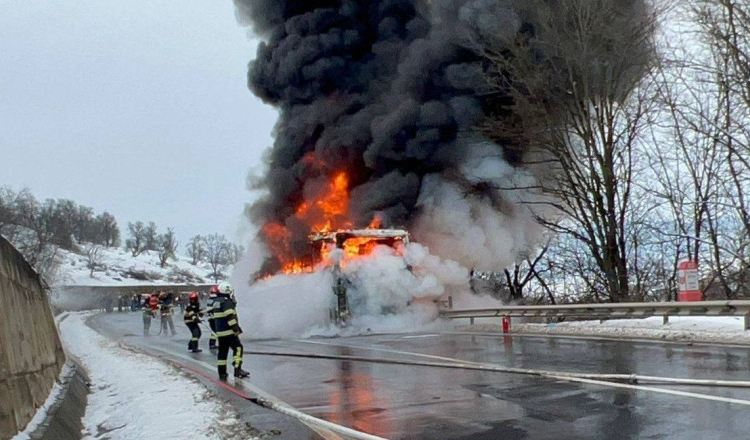 MURES: Un autocar cu aproape 50 de oameni a luat foc pe o șosea din Sighişoara. Pompierii au intervenit pentru stingerea flăcărilor
