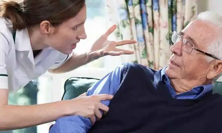 Diaspora românească: Un pensionar din Italia a jefuit 800.000 de euro îngrijitoarelor românce