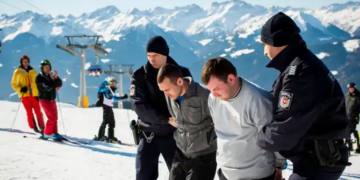 Diaspora românească: Doi români din Austria, prinși în timp ce încercau să transporte un seif furat pe o pârtie de schi. 