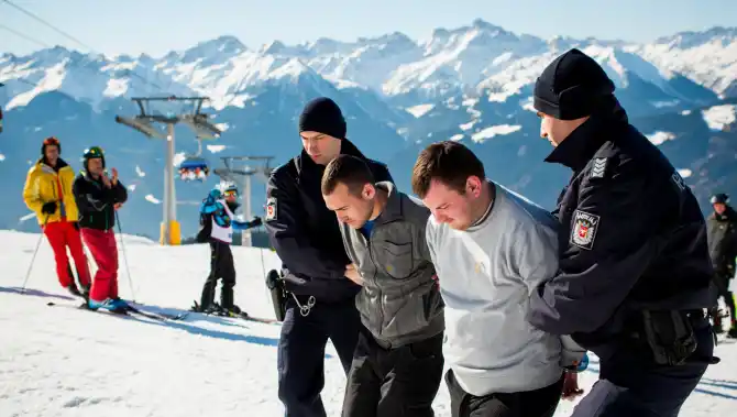 Diaspora românească: Doi români din Austria, prinși în timp ce încercau să transporte un seif furat pe o pârtie de schi. 