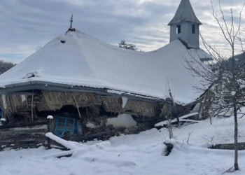 Biserică veche de 242 de ani, mâncată de o ciupercă / Biserica de lemn din satul Uilac, județul Harghita s-a prăbușit