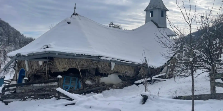 Biserică veche de 242 de ani, mâncată de o ciupercă / Biserica de lemn din satul Uilac, județul Harghita s-a prăbușit