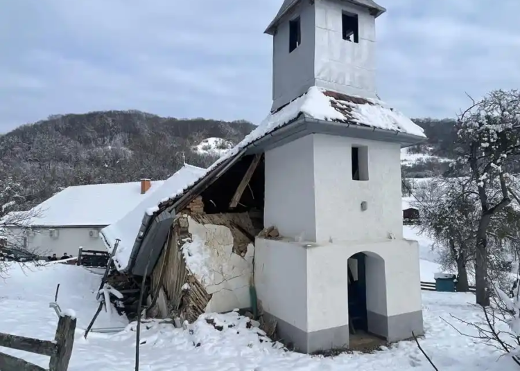Biserică veche de 242 de ani, mâncată de o ciupercă / Biserica de lemn din satul Uilac, județul Harghita s-a prăbușit