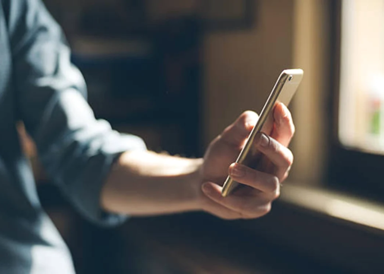 Escrocherie cu inteligența artificială: cum păcălesc infractorii victimele folosind vocea rudelor pentru a cere bani