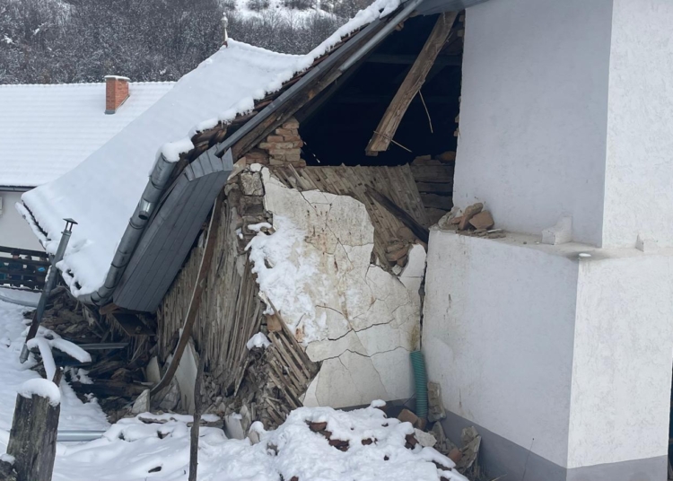 Biserică veche de 242 de ani, mâncată de o ciupercă / Biserica de lemn din satul Uilac, județul Harghita s-a prăbușit