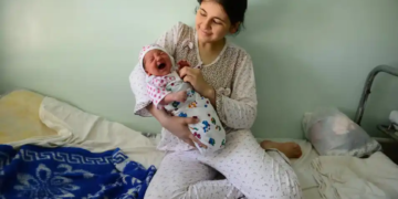 Avertisment privind numărul record de mame-adolescente în România