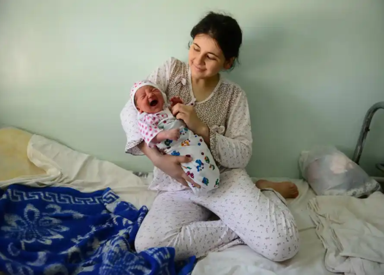 Avertisment privind numărul record de mame-adolescente în România