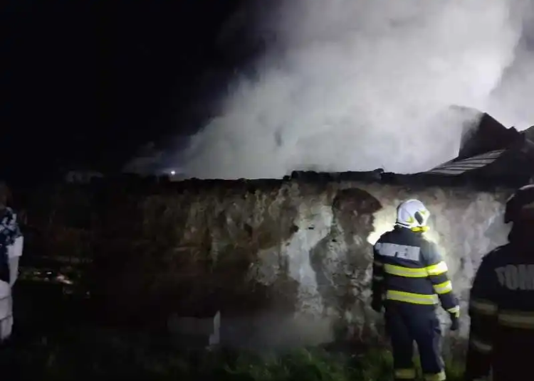 Mureș: Incendiu la o casă din Viișoara, un bărbat de circa 60 de ani a fost găsit carbonizat