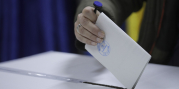 Patru din zece români cred că alegerile anticipate ar fi cea mai bună soluţie pentru a depăși criza guvernamentală (sondaj INSCOP)