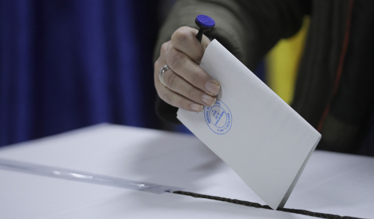 Patru din zece români cred că alegerile anticipate ar fi cea mai bună soluţie pentru a depăși criza guvernamentală (sondaj INSCOP)
