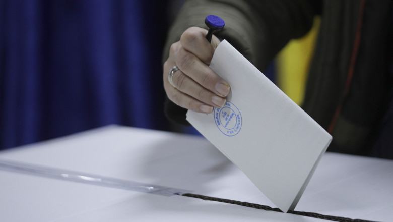 Patru din zece români cred că alegerile anticipate ar fi cea mai bună soluţie pentru a depăși criza guvernamentală (sondaj INSCOP)