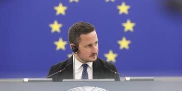 Nicu Ştefănuţă spune că politica românească e un „monopol al câtorva partide”: „Câţi v-au întrebat ce părere aveți de moțiune?”