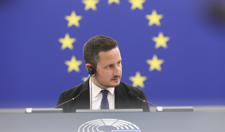 Nicu Ştefănuţă spune că politica românească e un „monopol al câtorva partide”: „Câţi v-au întrebat ce părere aveți de moțiune?”