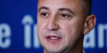 Ceartă de la „galoși” și „ceasuri la preț de apartament”. Alfred Simonis îi critică pe liderii USR pentru felul în care se îmbracă