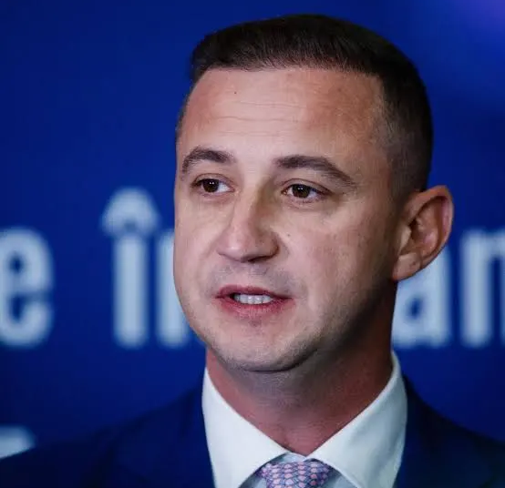 Ceartă de la „galoși” și „ceasuri la preț de apartament”. Alfred Simonis îi critică pe liderii USR pentru felul în care se îmbracă