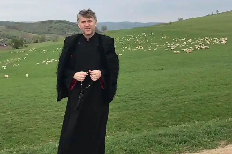 Jos labele de pe Biserica Ortodoxă: Percheziții la preotul Cristian Pomohaci. Ar fi întreținut relații sexuale cu băieți de până la 16 ani
